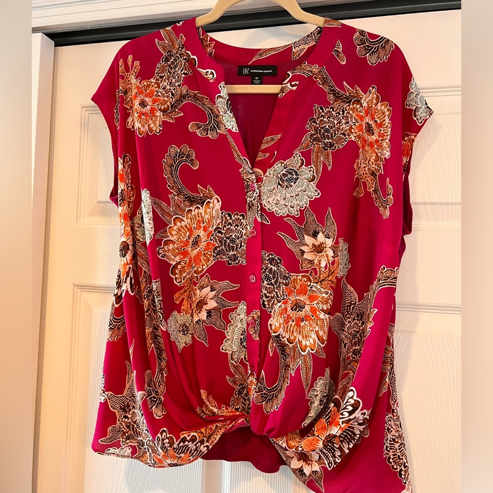 Pretty printed top with twist front design